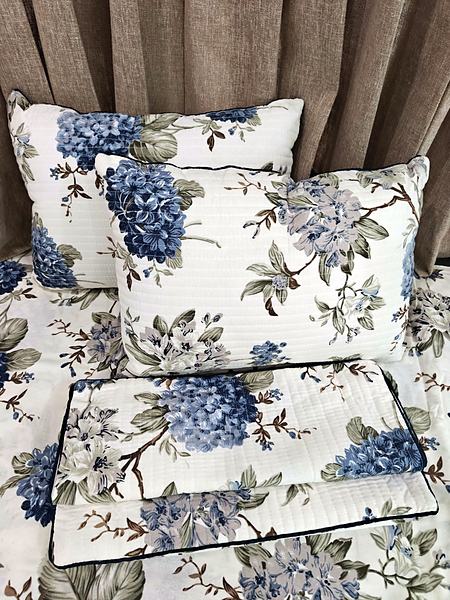 Blue Hydrangea Floral Print Cotton Bedsheet - Blue, Cream